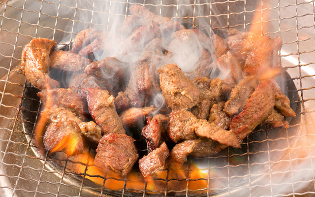 秘伝のタレが美味しさを引き出した、当店の看板メニュー「カルメギサル(豚サガリ)」